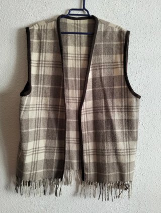 Chaleco de Cuadros con Flecos