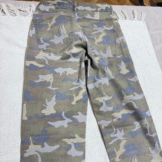 Pantalón camuflaje gris y verde