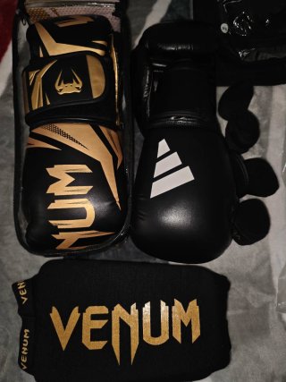 Guantes de Boxeo Venum y Adidas con Canilleras