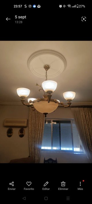 Lámpara de salón dorada y blanca