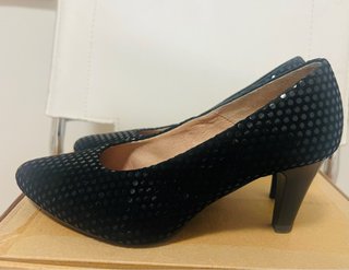 Zapatos de tacón negros con lunares