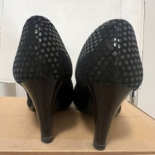 Zapatos de tacón negros con lunares