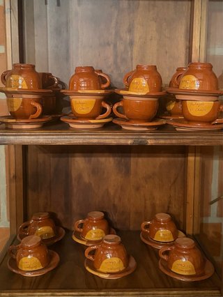 Juego platos, cazuelas, bandejas, tazas de barro.