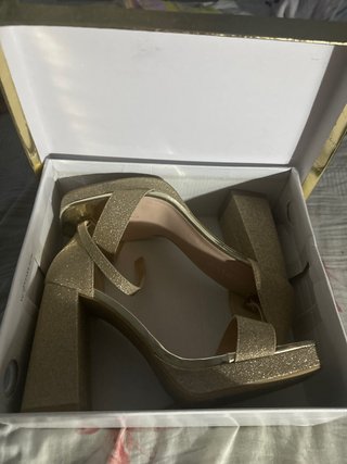 Tacones dorados de plataforma