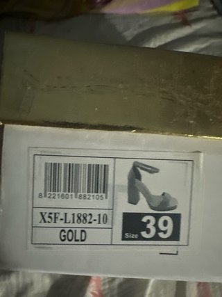 Tacones dorados de plataforma
