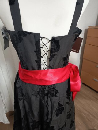 Vestido de fiesta negro con fajín rojo