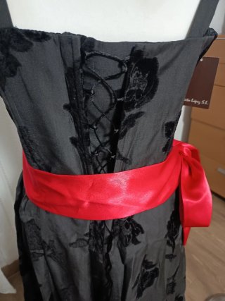 Vestido de fiesta negro con fajín rojo