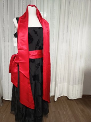 Vestido de fiesta negro con fajín rojo