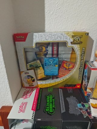 Colección con Póster Pokémon 30 Aniversario.