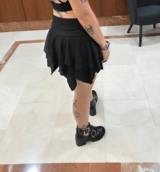 Falda negra con volantes