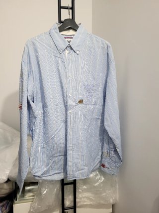 Camisa de rayas azul y blanca