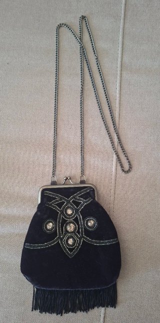 Bolso de fiesta de terciopelo negro con pedrería