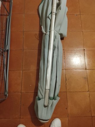 Sombrilla grande verde y plateada