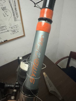 2 Cañas de pescar con carretes y tapas
