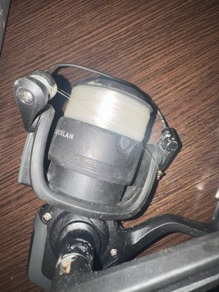 2 Cañas de pescar con carretes y tapas