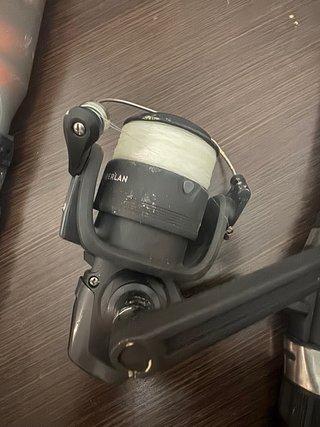 2 Cañas de pescar con carretes y tapas