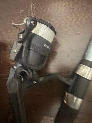 2 Cañas de pescar con carretes y tapas