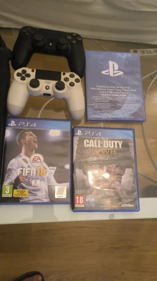 PS4 Slim con 2 Mandos y Juegos