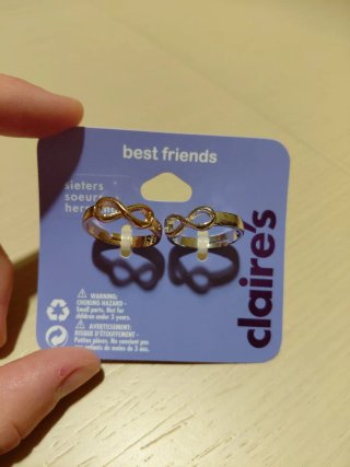 2 anillos con diseño de infinito