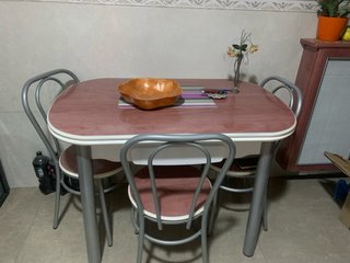 Mesa de cocina con 4 sillas y 2 taburetes