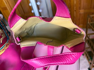 Bolso de piel con neceser rosa