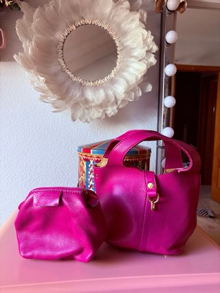 Bolso de piel con neceser rosa