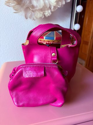 Bolso de piel con neceser rosa
