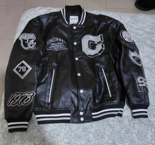 Cazadora Varsity Bershka Negra