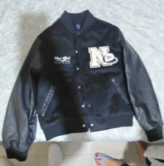 Cazadora estilo varsity negra