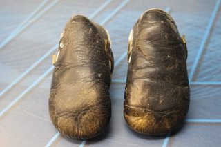 Antiguos zapatos de piel muñeca española.