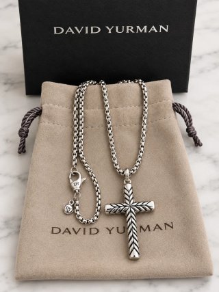 Cadena con Colgante Cruz David Yurman