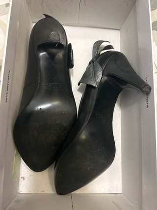 Zapatos de tacón alto, negros con lazo plateado