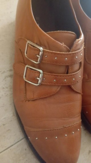 Zapatos de vestir marrones con hebillas