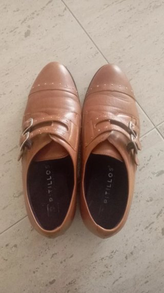 Zapatos de vestir marrones con hebillas