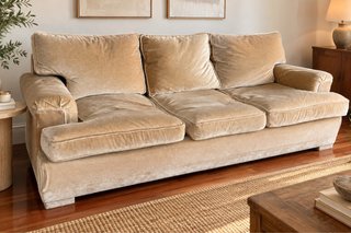 Urge Sofá 3 plazas terciopelo beige relleno plumas