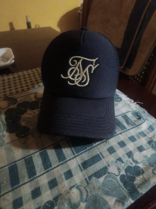 Gorra SikSilk Negra con Logo Dorado