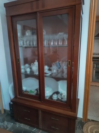 Vitrina de Madera con Puertas de Cristal