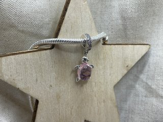 Charm Tortuga Rosa