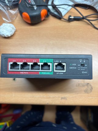 Switch PoE con 4 Puertos y Uplink