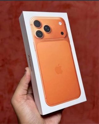 iPhone 17 Pro Max 256GB Naranja Sin Abrir en mano