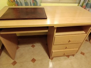 Escritorio de madera con cajones