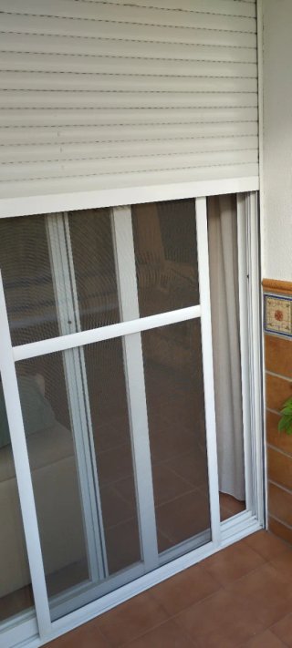 Puerta corredera aluminio blanca