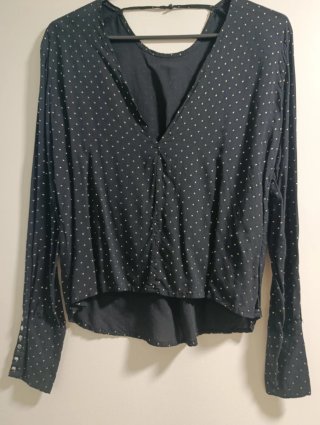 Blusa Negra con Estampado de Lunares
