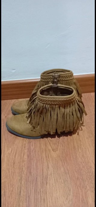 Botines con flecos y cremallera