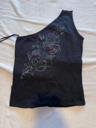 Camiseta negra con rosas y serpiente