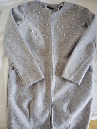 Chaqueta gris con perlas