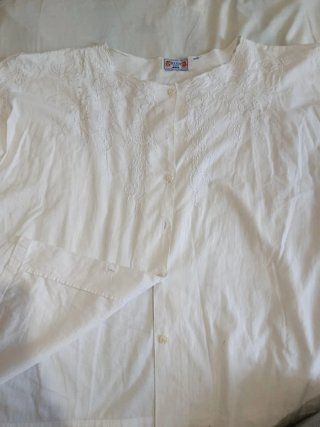 Blusa Kiabi bordada blanca talla M