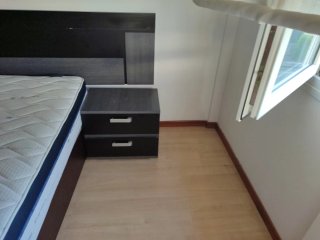 Cama con Colchón y Dos Mesillas