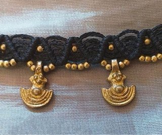 Pulsera Artesanal Negra con Detalles Dorados