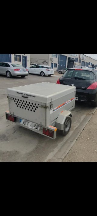 Remolque / Carro con tapa nuevo